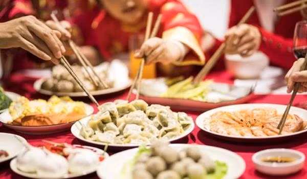 Gia đình người yêu chuẩn bị nhiều món ăn ngon, khiến cô gái cảm thấy họ "không thiếu tiền". Ảnh minh họa: TRP. Gia đình người yêu chuẩn bị nhiều món ăn ngon, khiến cô gái cảm thấy họ "không thiếu tiền". Ảnh minh họa: TRP.