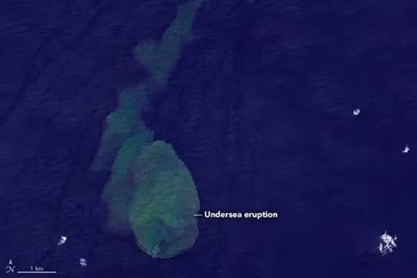 Hình ảnh khoảng nước đổi màu quanh Núi lửa Kavachi. Ảnh: NASA Earth Observatory.