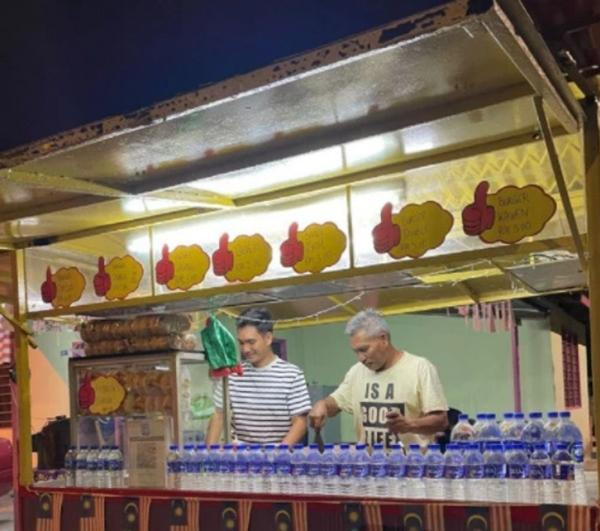 Anh ấy đi làm shipper cũng là để giúp quán ăn của gia đình. Ảnh: mStar. Anh ấy đi làm shipper cũng là để giúp quán ăn của gia đình. Ảnh: mStar.