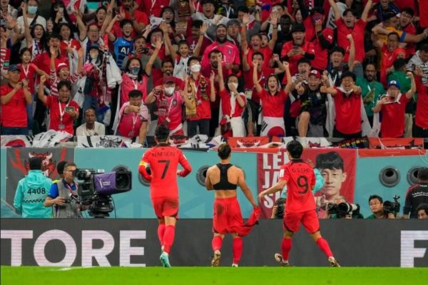 Các cầu thủ Hàn Quốc ăn mừng bàn thắng của Hwang. Ảnh: Getty.