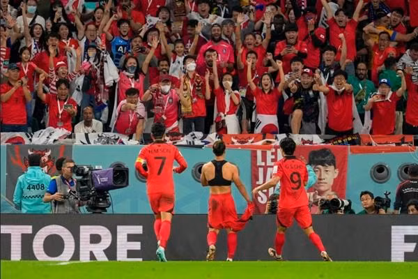 Các cầu thủ Hàn Quốc ăn mừng bàn thắng của Hwang. Ảnh: Getty.