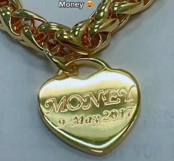 Bạn đã được ai tặng sợi dây chuyền vàng lớn thế này chưa? Ảnh: Haliza.