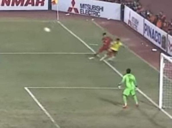 Nhiều fan Malaysia cho rằng nếu muốn phạt thì phải phạt cầu thủ Việt Nam trước. (Ảnh chụp màn hình). Nhiều fan Malaysia cho rằng nếu muốn phạt thì phải phạt cầu thủ Việt Nam trước. (Ảnh chụp màn hình).