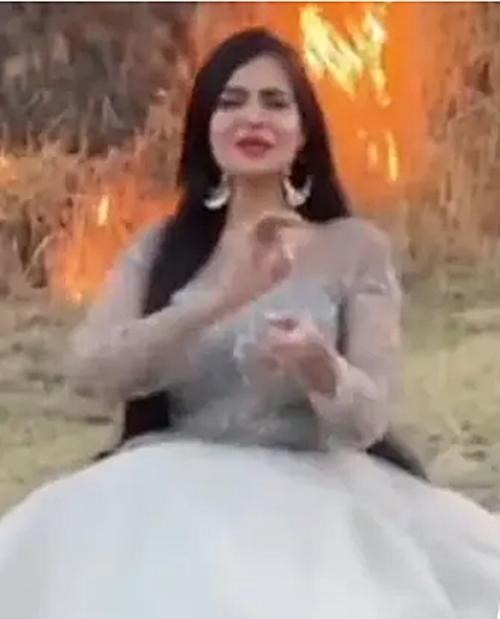 Lại còn tự hào nói rằng mình đi đến đâu là lửa bùng lên ở đó. Ảnh: Humaira Asghar. Lại còn tự hào nói rằng mình đi đến đâu là lửa bùng lên ở đó. Ảnh: Humaira Asghar.