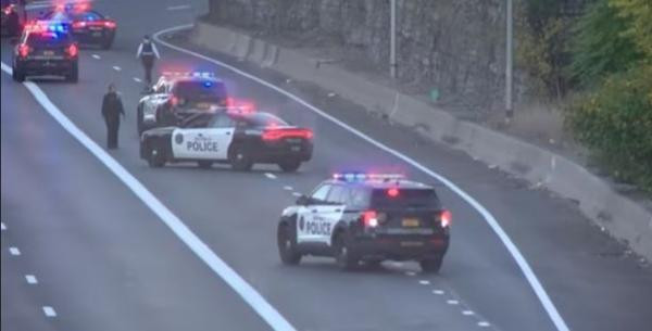 Cảnh sát tới hiện trường vụ tai nạn. Ảnh: Mirror. Cảnh sát tới hiện trường vụ tai nạn. Ảnh: Mirror.