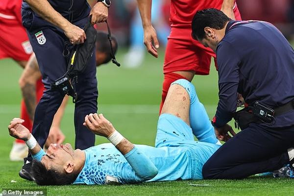 Thủ môn của Iran bị đau. Ảnh: Getty. Thủ môn của Iran bị đau. Ảnh: Getty.