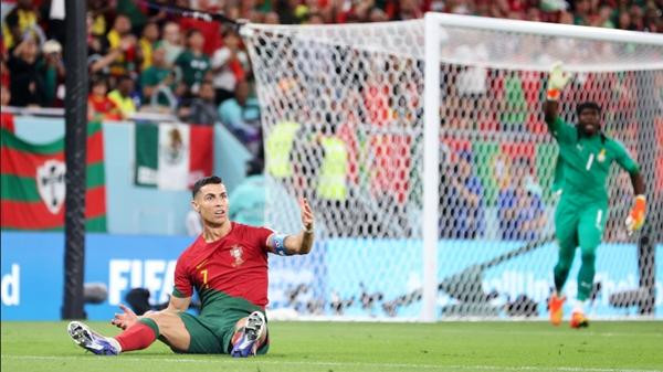 Ronaldo ra hiệu gọi trọng tài sau khi ngã. Ảnh: Sarah Stier/ FIFA. Ronaldo ra hiệu gọi trọng tài sau khi ngã. Ảnh: Sarah Stier/ FIFA.