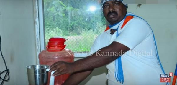 Hanumanthappa xay gia vị ở trụ sở công ty điện lực. Ảnh: News18.