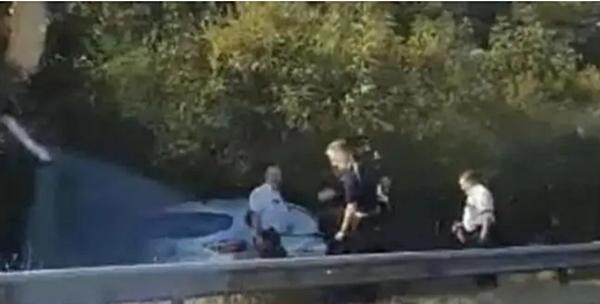 Cảnh sát và nhân viên y tế đứng quanh chiếc xe sau khi nó bị chặn lại. Ảnh: Newsflash.