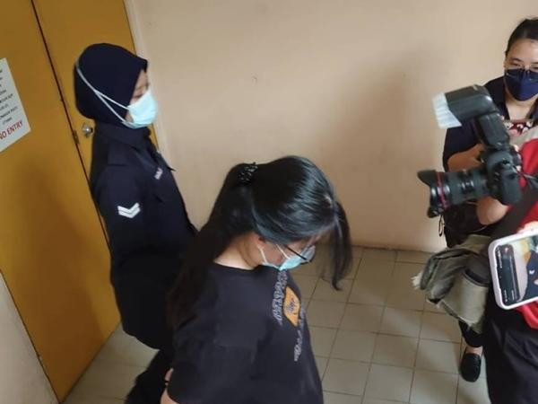 Sim cúi gằm mặt khi được hỏi, không đáp một lời. Ảnh: Ben Tan.