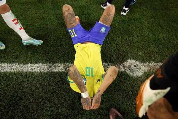 Neymar không thể giấu nỗi thất vọng. Ảnh: Twitter.