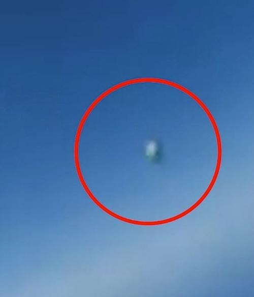 Hình ảnh một vật thể hình cầu được chụp từ buồng lái một máy bay của Hải quân Mỹ. Ảnh: Văn phòng Tình báo Hải quân. Hình ảnh một vật thể hình cầu được chụp từ buồng lái một máy bay của Hải quân Mỹ. Ảnh: Văn phòng Tình báo Hải quân.