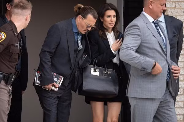 Giờ thì Depp được cho là đang yêu say đắm nữ luật sư Rich. Ảnh: Cliff Owen - CNP.