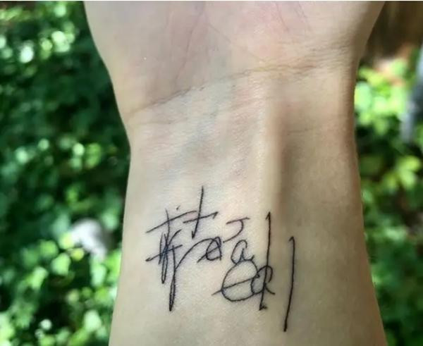 Cô Tina lưu giữ lại những chữ viết đó ở cổ tay mình. Cô Tina lưu giữ lại những chữ viết đó ở cổ tay mình.