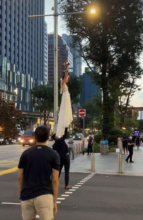 Nhiều người qua đường cũng chụp ảnh cặp đôi. Ảnh: MSN. Nhiều người qua đường cũng chụp ảnh cặp đôi. Ảnh: MSN.