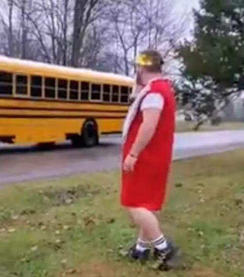 Ông bố mặc đồ rất ngộ nghĩnh để chờ đón con gái. Ảnh: ViralHog.