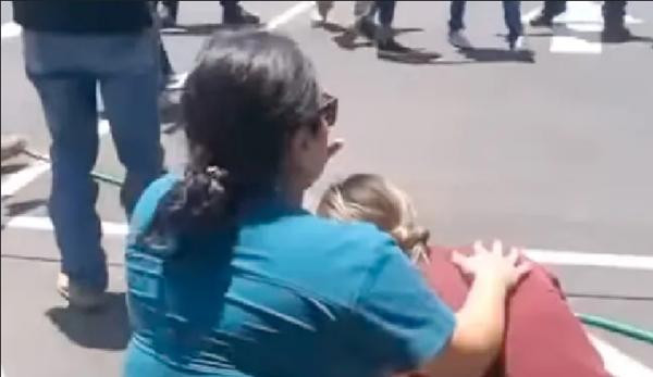 Các bậc phụ huynh đau khổ ngồi bên ngoài trường Robb. Ảnh: Facebook. Các bậc phụ huynh đau khổ ngồi bên ngoài trường Robb. Ảnh: Facebook.