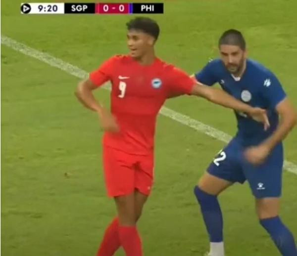 Ikhsan đẩy đối phương ra và định mách trọng tài. Ảnh: MSN. Ikhsan đẩy đối phương ra và định mách trọng tài. Ảnh: MSN.