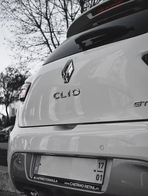 Một chiếc xe Renault Clio vẫn đi trên đường hàng chục km dù tài xế bất tỉnh. Ảnh minh họa: Unsplash.