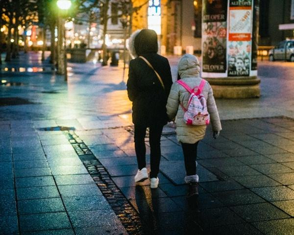 Nếu biết phải trả tiền đèn đường cho cả phố thì hẳn nhiều người sẽ sẵn sàng chịu bóng tối. Ảnh minh họa: Unsplash. Nếu biết phải trả tiền đèn đường cho cả phố thì hẳn nhiều người sẽ sẵn sàng chịu bóng tối. Ảnh minh họa: Unsplash.