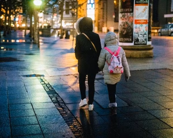 Nếu biết phải trả tiền đèn đường cho cả phố thì hẳn nhiều người sẽ sẵn sàng chịu bóng tối. Ảnh minh họa: Unsplash.