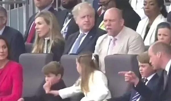 Charlotte trông chừng cả em trai. Ảnh: NC.