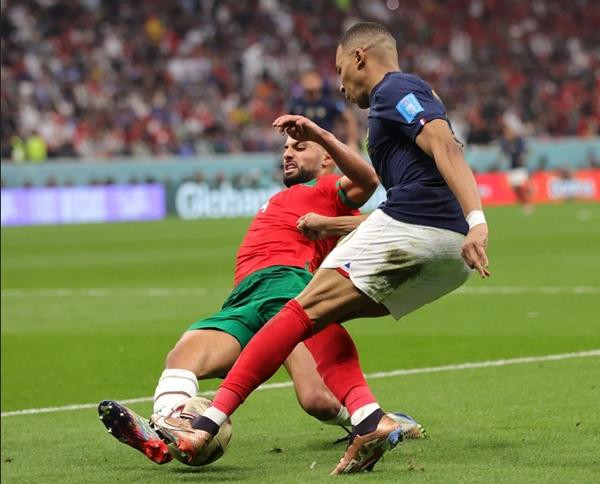 Amrabat tắc bóng rất quyết liệt. Ảnh: Getty.