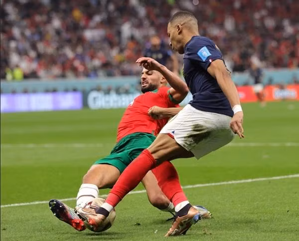 Amrabat tắc bóng rất quyết liệt. Ảnh: Getty.