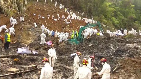 Rất nhiều nhân viên cứu hộ vẫn đang nỗ lực tìm kiếm ở hiện trường, nơi MU5735 gặp nạn. Ảnh: Imaginechina.