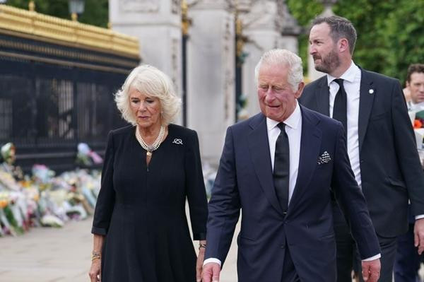 Hoàng hậu Camilla đeo chuỗi hạt ngọc trai sau khi Nữ hoàng Elizabeth II qua đời. Ảnh: Yui Mok - WPA Pool/ Getty Images. Hoàng hậu Camilla đeo chuỗi hạt ngọc trai sau khi Nữ hoàng Elizabeth II qua đời. Ảnh: Yui Mok - WPA Pool/ Getty Images.