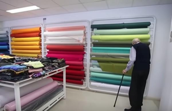 Đã phải chống gậy nhưng ông Walter vẫn đi làm mỗi ngày. Ảnh: Inside Edition.