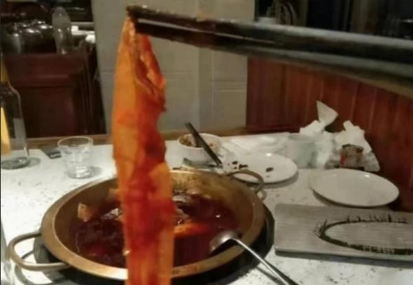 Thứ mà thực khách Hu nói rằng tìm thấy trong nồi lẩu sau khi ăn gần hết. Ảnh: China Press. Thứ mà thực khách Hu nói rằng tìm thấy trong nồi lẩu sau khi ăn gần hết. Ảnh: China Press.