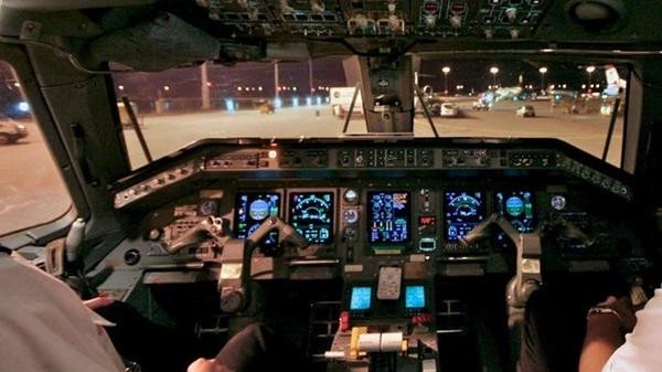 Cơ trưởng bảo đã hết ca làm việc nên nhất định không chịu lái máy bay đi nốt quãng đường tới điểm đến. Ảnh minh họa: The Conversation. Cơ trưởng bảo đã hết ca làm việc nên nhất định không chịu lái máy bay đi nốt quãng đường tới điểm đến. Ảnh minh họa: The Conversation.