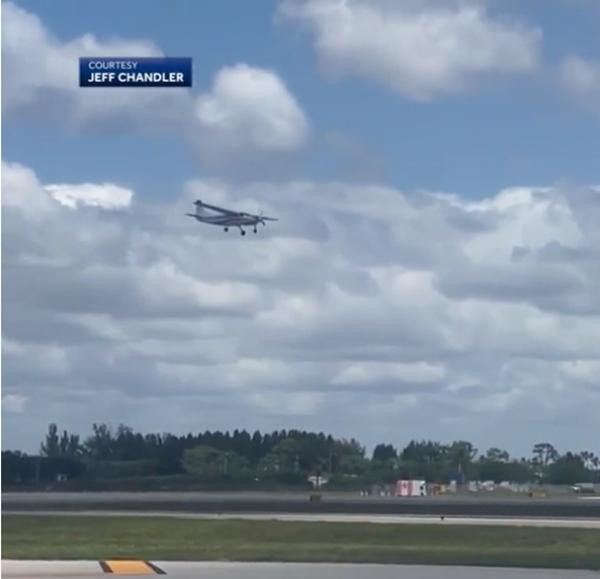 Máy bay lúc sắp hạ cánh xuống sân bay. Ảnh: WPBF. Máy bay lúc sắp hạ cánh xuống sân bay. Ảnh: WPBF.