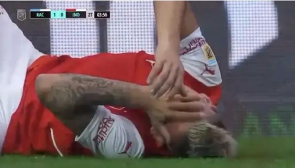 Fernandez nằm sân vì bị ném con cá vào mặt. Ảnh: Twitter.