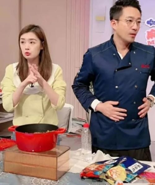 Đang livestream mà Tiểu Phi phải vài lần đi vào nhà vệ sinh. Ảnh: 8days.