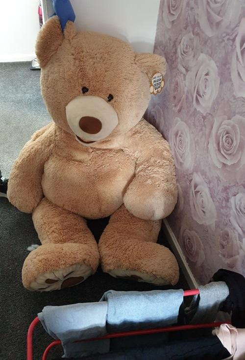 Chú gấu bông khổng lồ ở nhà bạn gái Joshua. Ảnh: GMP. Chú gấu bông khổng lồ ở nhà bạn gái Joshua. Ảnh: GMP.