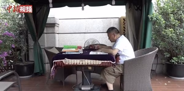 Bác Liang lúc ôn thi gaokao. Ảnh: Weibo. Bác Liang lúc ôn thi gaokao. Ảnh: Weibo.