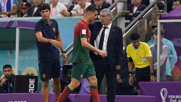 HLV Santos có (lại) cất Ronaldo trên băng ghế dự bị trong trận tứ kết? Ảnh: Football365.