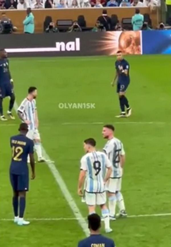 Mbappe giơ nắm đấm về phía Messi. Ảnh: Twitter.