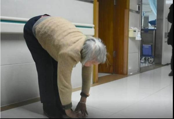 Dù ở trong viện chăm chồng nhưng bà Feng không bỏ thói quen tập thể dục. Ảnh: Xiaoxiang Morning News. Dù ở trong viện chăm chồng nhưng bà Feng không bỏ thói quen tập thể dục. Ảnh: Xiaoxiang Morning News.