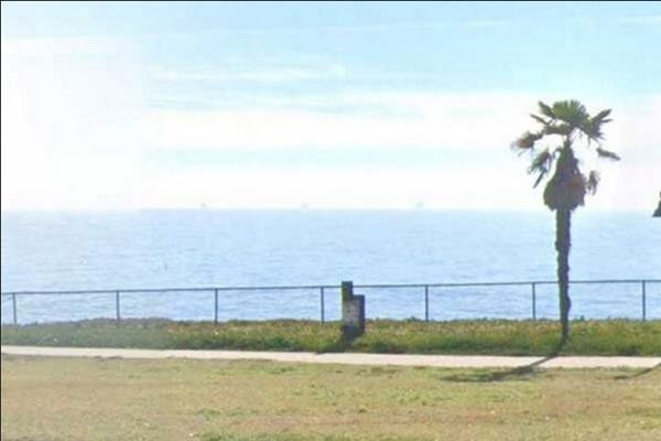 Có thể hình "khuôn mặt" được tạo thành từ những giàn khoan dầu? Ảnh: Google Street View. Có thể hình "khuôn mặt" được tạo thành từ những giàn khoan dầu? Ảnh: Google Street View.