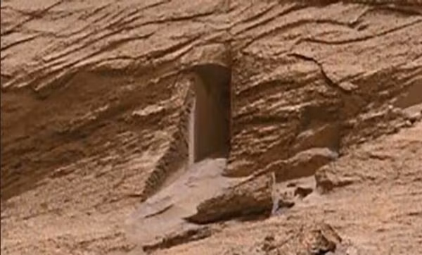 Rất giống lối vào của Kim Tự Tháp. Ảnh: NASA.