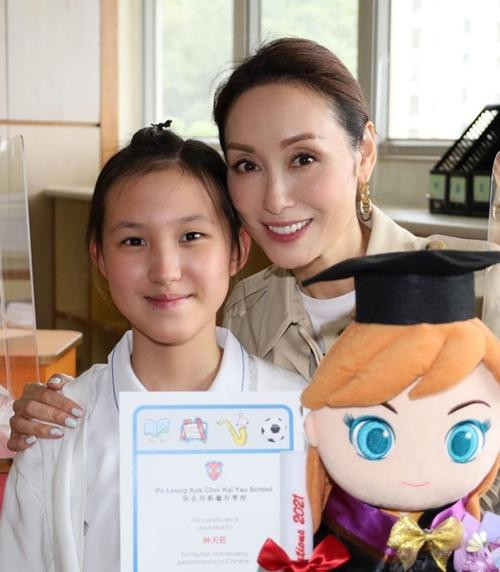 Tania từ khi học mẫu giáo đã học 2 trường cùng lúc. Ảnh: Instagram. Tania từ khi học mẫu giáo đã học 2 trường cùng lúc. Ảnh: Instagram.