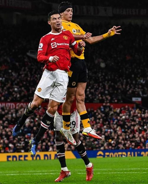 Ronaldo và Jiménez "đấu tay đôi". Ảnh: ESPN FC.