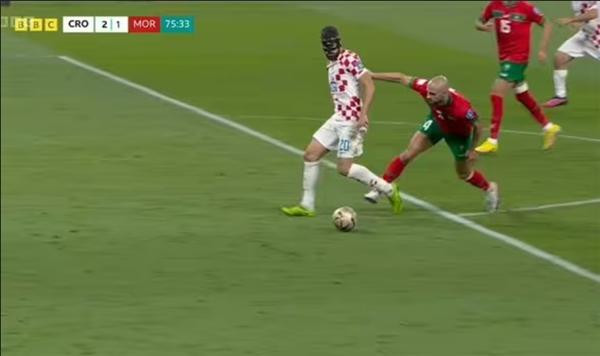 Amrabat có "tiếp xúc" với Gvardiol. Ảnh: BBC.