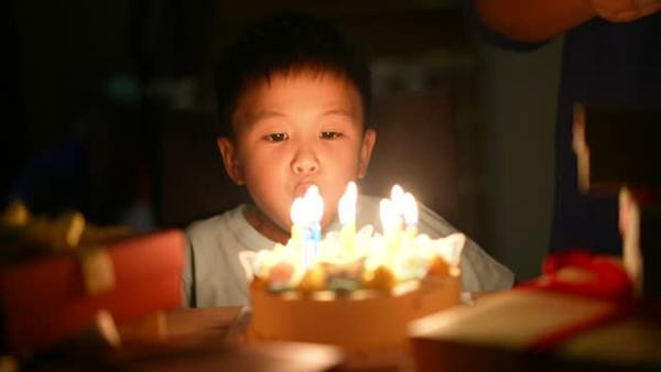 Trẻ em nào cũng thích bánh sinh nhật. Ảnh minh họa: iStock.