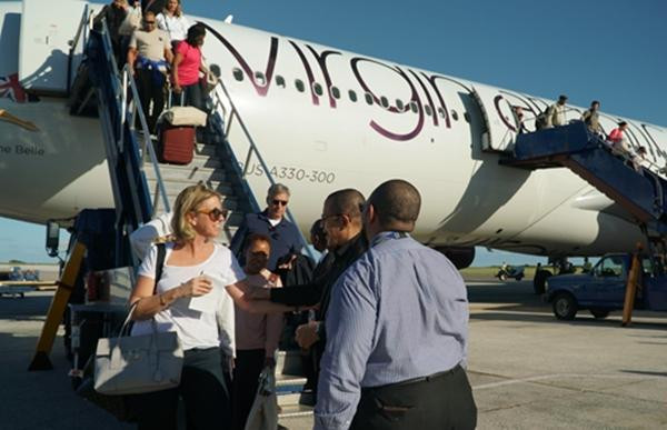 Hành khách phải chờ đến khi hãng tìm được phi công khác. Ảnh minh họa: Richard Grimes.