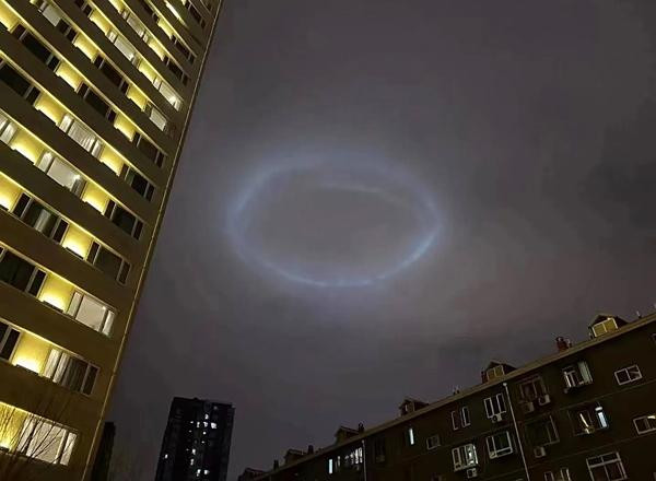 Nhiều người đứng ở nhiều vị trí đều nhìn thấy vòng tròn này. Ảnh: INF. Nhiều người đứng ở nhiều vị trí đều nhìn thấy vòng tròn này. Ảnh: INF.