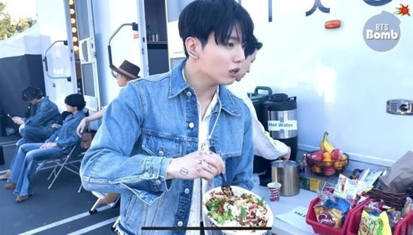 Thành viên Jungkook của BTS phát âm sai tên nhà hàng. Ảnh: BANGTANTV/ Korea Times. Thành viên Jungkook của BTS phát âm sai tên nhà hàng. Ảnh: BANGTANTV/ Korea Times.